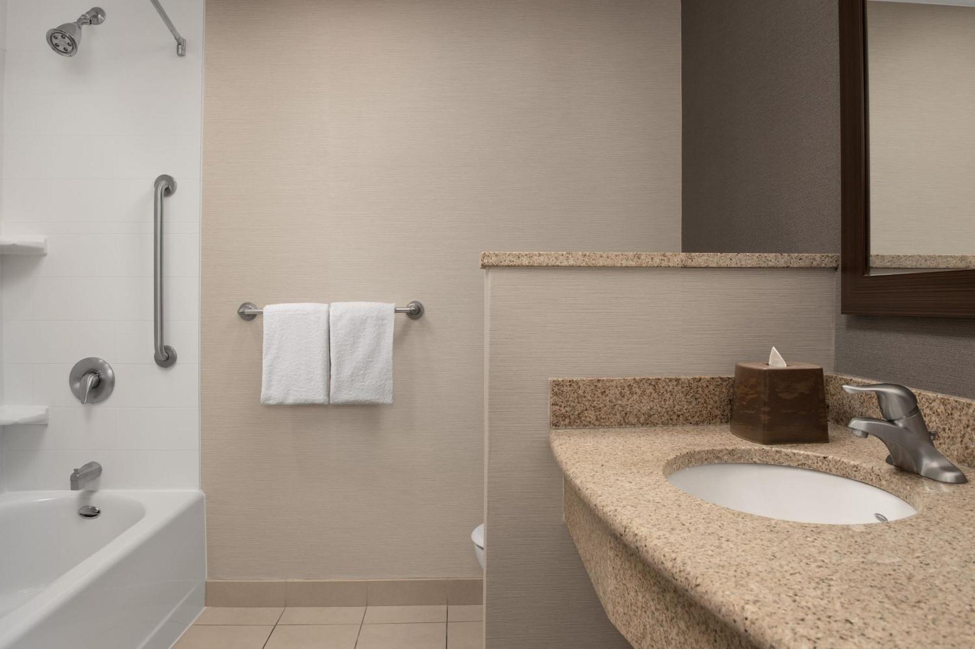 Courtyard By Marriott Syracuse Downtown At Armory Square Hotel Buitenkant foto